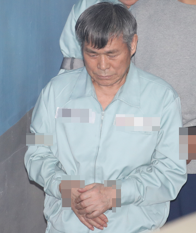 신도 성폭행 혐의로 1심에서 징역 15년을 선고받은 이재록 만민중앙성결교회 목사가 17일 오후 서울고등법원에서 열린 항소심 선고 공판에 참석하기 위해 호송차에서 내려 재판정으로 향하고 있다. 연합뉴스
