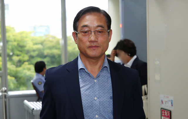 고(故) 백남기 농민 사망사건으로 기소됐으나 1심에서 무죄를 선고받은 구은수 전 서울지방경찰청장이 9일 서초구 서울고등법원에서 열린 항소심 결심 공판을 마치고 법정을 나서고 있다. 서울고법 형사7부는 이날 구 전 청장의 항소심에서 벌금 1천만원을 선고했다. 연합뉴스