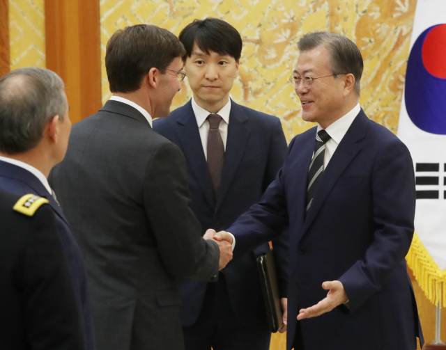 문재인 대통령이 9일 청와대에서 마크 에스퍼 미국 국방장관과 악수하고 있다. 연합뉴스