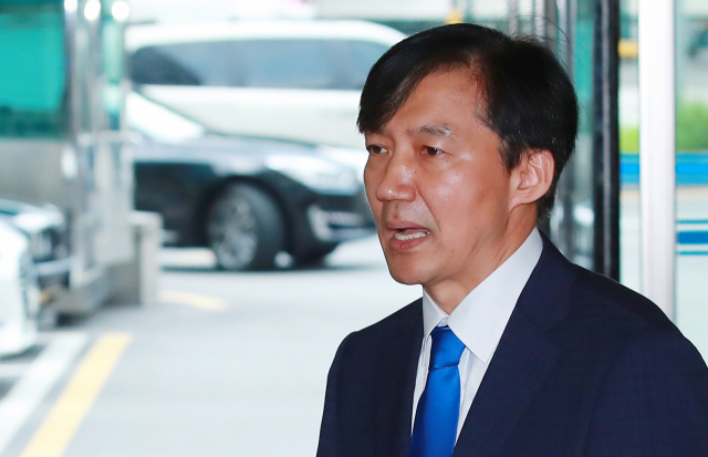 조국 전 청와대 민정수석이 9일 오후 서울 종로구 적선동 현대빌딩에 마련된 인사청문회 준비 사무실에 도착해 신임 법무부 장관 내정에 대한 입장을 밝히고 있다. 연합뉴스