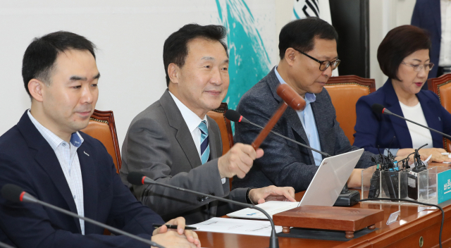 바른미래당 손학규 대표가 9일 오전 국회에서 열린 최고위원회의에서 의사봉을 두드리고 있다. 연합뉴스