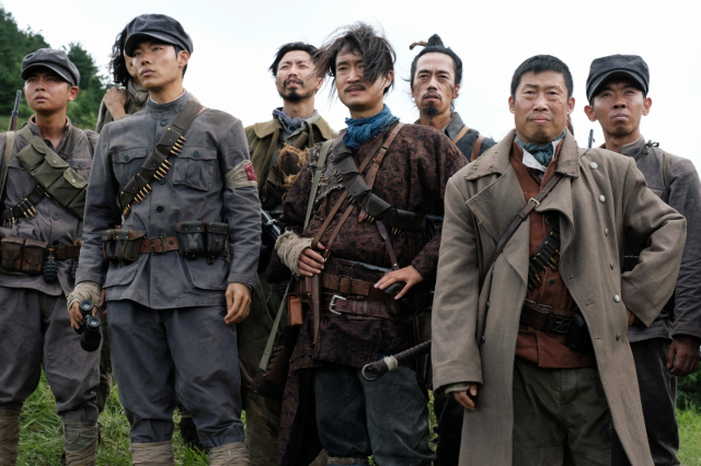 영화 '봉오동 전투'의 한 장면. 맨 앞 왼쪽부터 류준열, 조우진, 유해진. 배급사 제공