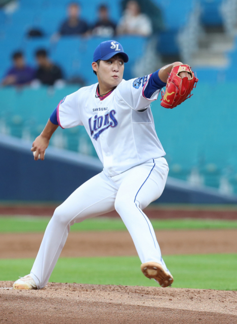 9일 대구삼성라이온즈파크에서 열린 2019 KBO리그 삼성 라이온즈와 롯데 자이언츠 경기에서 삼성 선발투수 원태인이 투구하고 있다. 삼성 라이온즈 제공