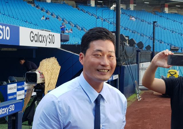 6년 만에 삼성 라이온즈로 돌아온 오승환이 10일 대구 삼성 라이온즈 파크를 찾아 구장을 둘러 보고 있다. 오승환이 라이온즈 파크를 찾은 건 이날이 처음이다. 연합뉴스