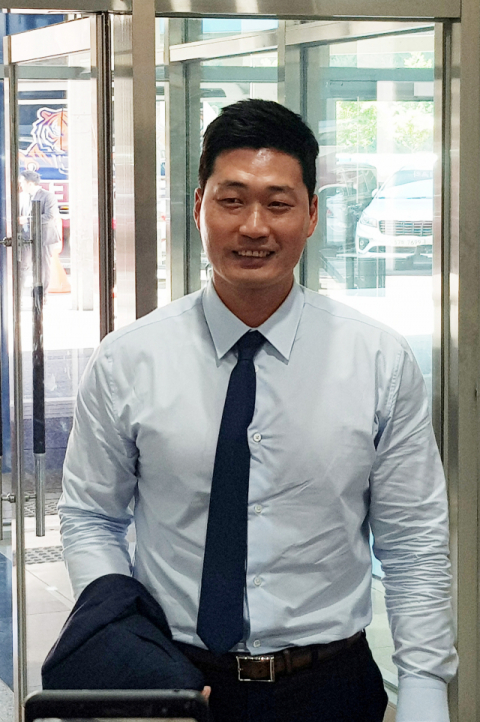 6년 만에 친정 삼성 라이온즈에 복귀한 오승환이 10일 대구삼성라이온즈파크 1층 로비에 들어서고 있다. 연합뉴스