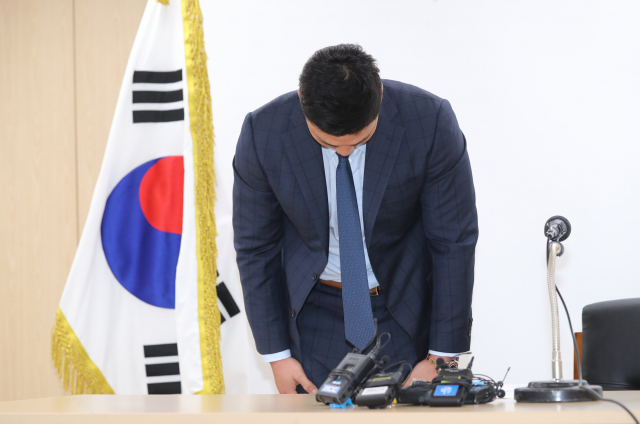오승환이 10일 대구삼성라이온즈파크에서 가진 기자회견에 앞서 도박 사건과 그로 인한 출장정지 징계와 관련해 사과를 하고 있다. 삼성 라이온즈 제공