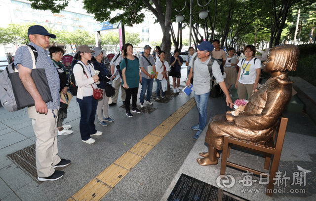 11일 대구 2.28기념중앙공원 앞 평화의 소녀상을 찾은 일본 히로시마 교직원조합 회원들이 이승훈(53) 히로시마평화교육연구소 사무국장으로부터 일본군