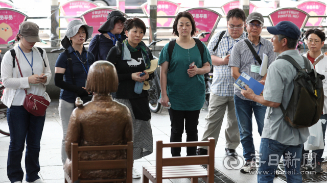10일 대구 2.28기념중앙공원 앞 평화의 소녀상을 찾은 일본 히로시마 교직원조합 회원들이 일본군 