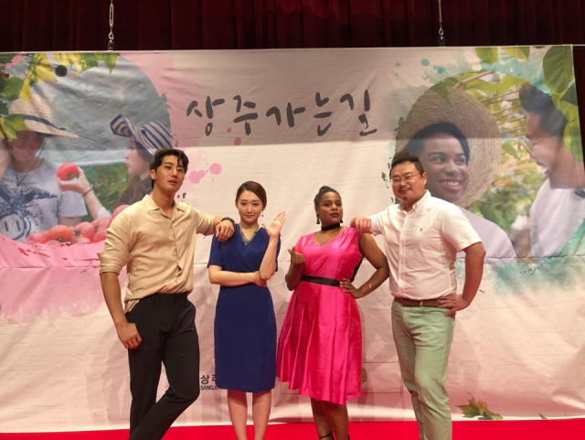 상주가는길에 출연한 신인배우들. 좌로부터 철민 역의 서상빈, 예림 역의 서수현, 엘로디 역의 엘로디, 스타니슬라스 상준 역의 조정호 씨. (주)TPI 제공.