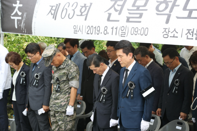 11일 용흥동 전몰학도 충혼탑에서 거행된 제63회 전몰학도의용군 추념식에서 이강덕 포항시장 등 참석자들이 묵념하고 있다. 포항시 제공
