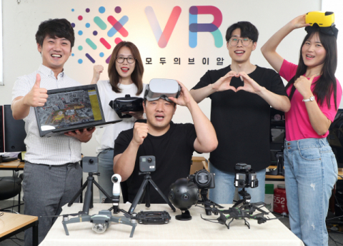 장병목 모두의VR 대표(왼쪽 첫번째)가 직원들과 회사를 소개하고 있다. 성일권 기자 sungig@imaeil.com