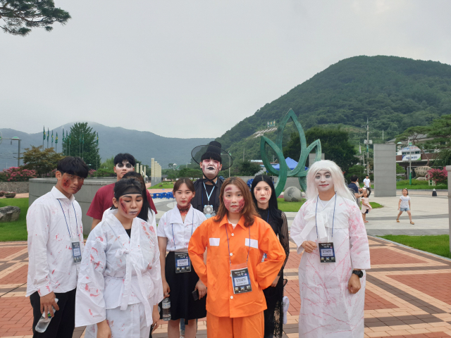 청도우리정신문화재단이 선보이고 있는 야간관광상품 출연자들이 귀신복장을 한 채 포즈를 취하고 있다. 청도우리정신문화재단 제공