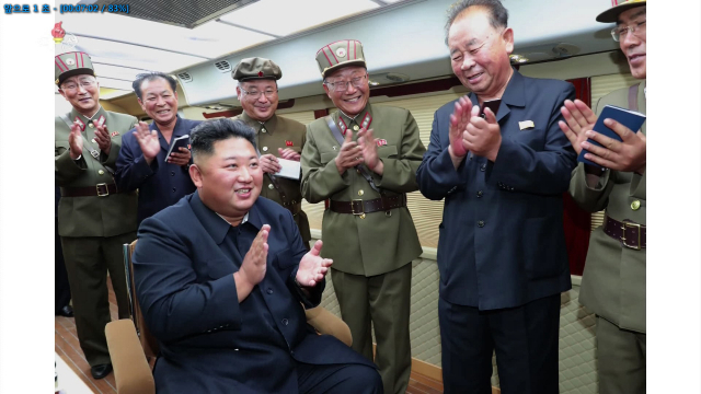 북한 조선중앙TV가 11일 전날 함경남도 함흥 일대에서 실시한 2발의 단거리 발사체 발사 장면을 사진으로 공개했다. 북한 매체들은 김 위원장이 