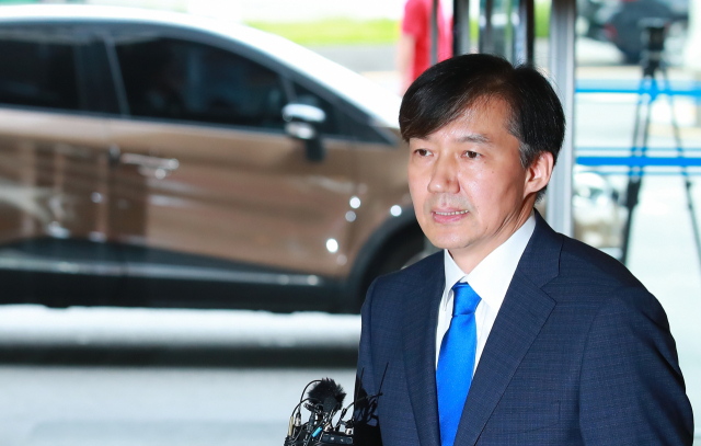조국 전 청와대 민정수석이 9일 오후 서울 종로구 적선동 현대빌딩에 마련된 인사청문회 준비 사무실로 들어가며 법무부 장관직 내정에 대한 입장을 밝힌 뒤 인사하고 있다. 연합뉴스