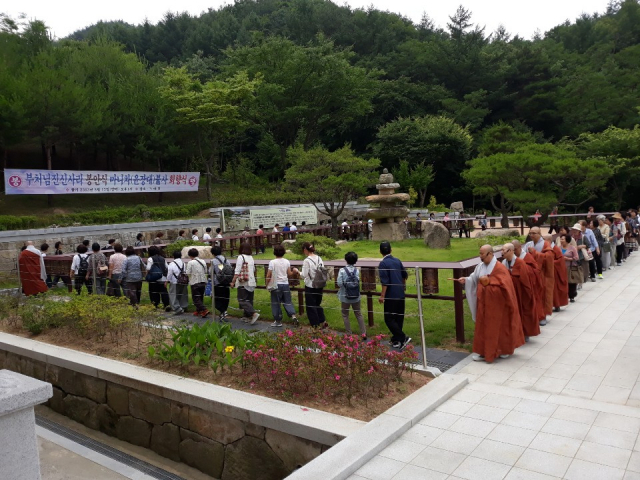 팔공산 도림사 녹야원 3층 석탑과 마니차.