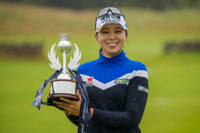 허미정이 미국여자프로골프(LPGA) 투어 스코틀랜드오픈(총상금 150만달러) 우승을 차지했다. 사진은 허미정이 트로피를 든 모습. [Tristan Jones 제공. 재판매 및 DB 금지] 연합뉴스