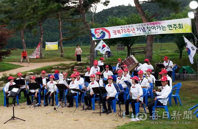 예천 그린실버합주단은 전국 각종 행사에서 축하공연을 한다. 박노익 기자