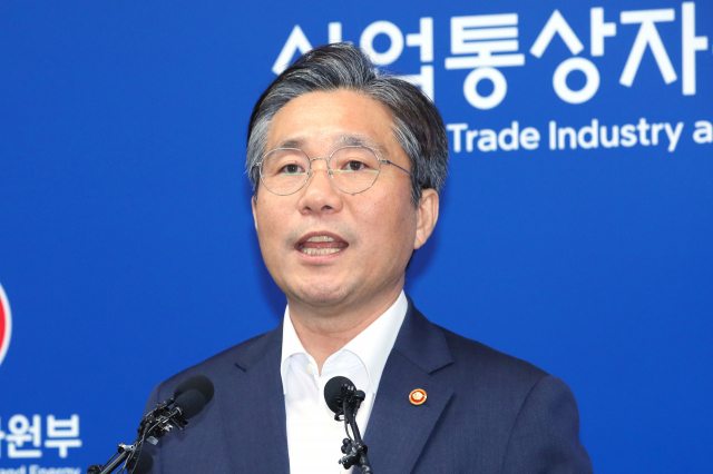 성윤모 산업통상자원부 장관이 12일 세종시 정부세종청사 산업통상자원부에서 일본을 한국 백색국가에서 제외하는 전략물자수출입고시 변경을 발표하고 있다. 연합뉴스