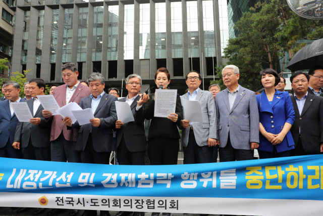 배지숙 대구시의회 의장이 12일 서울시 종로구 주한 일본대사관 앞 평화비소녀상 앞에서 전국시도의회의장들과 함께 