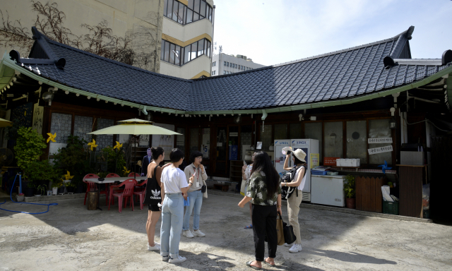 이상정 고택에서 경일여고 2학년 학생들이 권기옥과 이상화, 이상정 형제에 대한 설명을 듣고 있다. 이채근 기자 mincho@imaeil.com