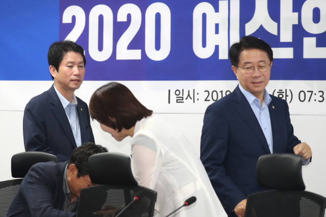 더불어민주당 이인영 원내대표(왼쪽), 조정식 정책위의장이 13일 오전 국회 의원회관에서 열린 2020 예산안 편성 당정협의에 참석하고 있다. 연합뉴스