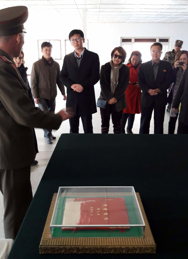 정전협정조인식장에서 북한 안내원이 우리 일행에게 휴전과 정전협정에 대해 설명하고 있다.