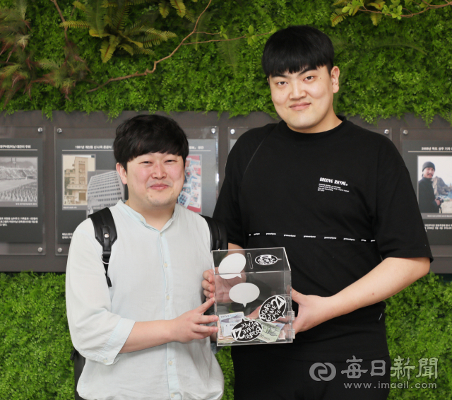 김성원 보드게임카페 21 대표와 친동생 김치원(28) 씨가 매일신문사를 방문해 이웃사랑 성금을 전달했다 . 김태형 기자 thk@imaeil.com