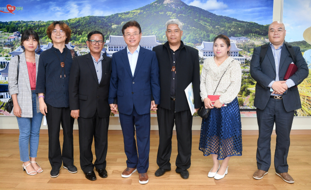 이철우 경북도지사(사진 왼쪽 네 번째)가 13일 도청에서 캄보디아 왕립합창단 관계자들과 기념촬영을 하고 있다. 경북도 제공