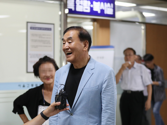 1972년 유신체제 반대 시위 배후로 지목돼 고문을 당하고 옥살이를 한 자유한국당 이재오 상임고문이 13일 오후 서울 서초구 서울고법에서 열린 재심 선고 공판을 마친 뒤 취재진의 질문에 답하고 있다. 서울고법은 이날 이 상임고문에게 무죄를 선고했다. 연합뉴스