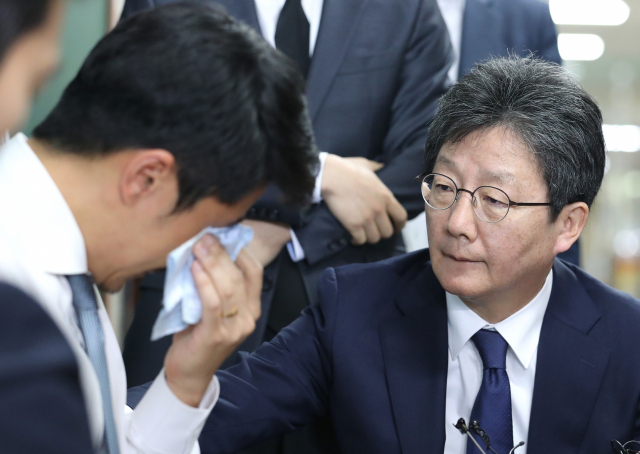 바른미래당 유승민 의원(오른쪽)이 19일 오전 국회에서 당 혁신을 요구하며 단식 농성중인 권성주 혁신위원을 만나 위로하고 있다. 연합뉴스