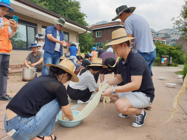 서울혁신로드 연수에 참가한 성주군 청년농업인들이 전통염색 체험을 하고 있다. 성주군 제공