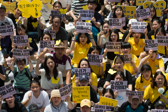 세계 일본군 위안부 기림일이자 74주년 광복절을 하루 앞둔 2019년 8월 14일 오후 서울 종로구 옛주한일본대사관 앞에서 열린 1400차 일본군 성노예제 문제해결을 위한 정기 수요집회에서 참가자들이 구호를 외치고 있다. 연합뉴스