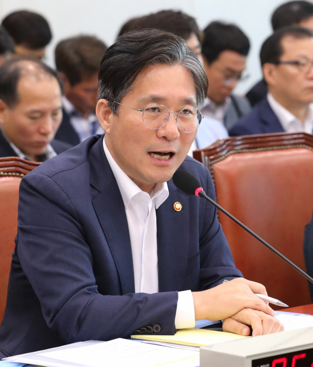 성윤모 산업통상자원부 장관이 14일 오전 일본 수출규제 강화조치 현황 및 대응방안을 보고하는 국회 산업통상자원중소벤처기업위원회 전체회의에서 의원들의 질의에 답변하고 있다. 연합뉴스