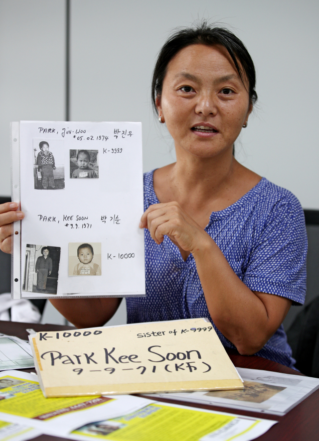 1975년 11월 대구 시내에서 미아로 발견돼 독일로 입양된 박기순(48) 씨가 최근 매일신문사에서 어린 시절 사진을 들고 입양 당시에 대한 이야기를 하고 있다. 김영진 기자 kyjmaeil@imaeil.com