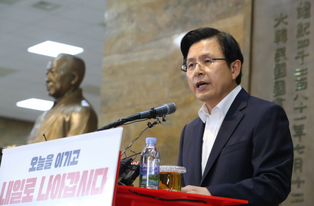 자유한국당 황교안 대표가 14일 오후 국회 로텐더홀 이승만 전 대통령 동상 앞에서 광복절 대국민 담화문을 발표하고 있다. 연합뉴스