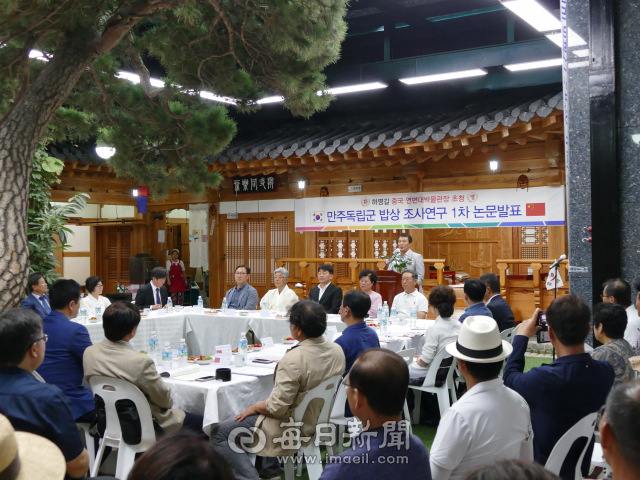 권동순 전통문화콘텐츠개발사업단 단장이 14일 안동종가음식체험관에서 독립군 밥상 복원사업의 취지와 계획에 대해 설명하고 있다. 김영진 기자