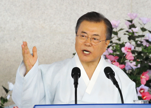 문재인 대통령이 15일 오전 천안 독립기념관 겨레의 집에서 열린 제74주년 광복절 경축식에서 경축사를 하고 있다. 연합뉴스