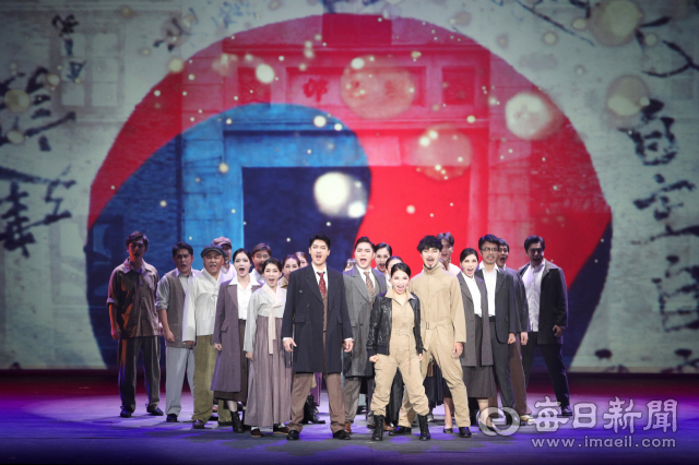 15일 대구문화예술회관에서 열린 제74주년 광복절 경축식에서 대구시립극단이 항일민족시인 이상화와 그의 형수인 우리나라 최초 여성비행사 권기옥의 이야기를 담은 뮤지컬