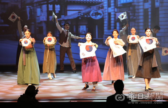 15일 대구문화예술회관에서 열린 제74주년 광복절 경축식에 참석한 애국지사, 광복회원, 보훈단체장, 학생 등 시민 1천여 명이 만세삼창을 하고 있다. 성일권 기자 sungig@imaeil.com