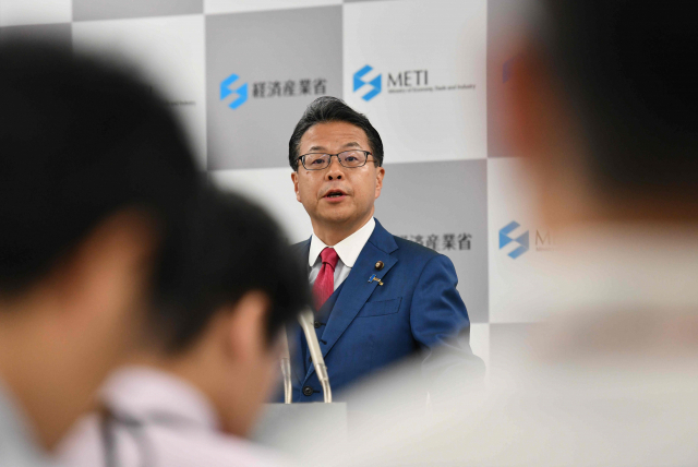 일본의 세코 히로시게(世耕弘成) 경제산업상이 2일(현지시간) 수출절차 간소화 혜택을 인정하는 