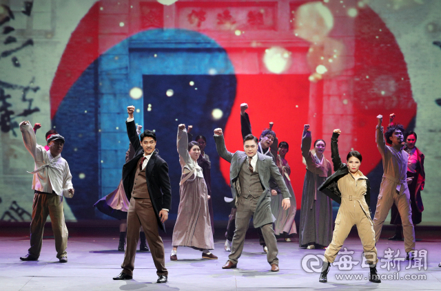 15일 대구문화예술회관에서 열린 제74주년 광복절 경축식에서 대구시립극단이 항일민족시인 이상화와 그의 형수인 우리나라 최초 여성비행사 권기옥의 이야기를 담은 뮤지컬 