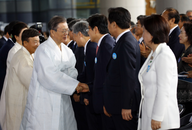 문재인 대통령이 15일 오전 천안 독립기념관 겨레의 집에서 열린 제74주년 광복절 경축식에 입장하며 자유한국당 황교안 대표와 인사하고 있다. 오른쪽은 바른미래당 손학규 대표, 정의당 심상정 대표. 연합뉴스