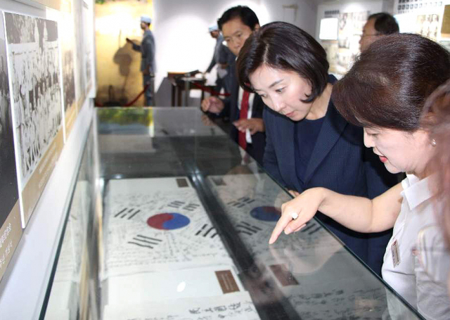 자유한국당 나경원 원내대표(오른쪽 두번째)가 제74주년 광복절인 15일 중국 충칭에 있는 한국광복군 총사령부를 방문, 관계자에게 설명을 듣고 있다. 연합뉴스