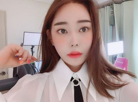 BJ꽃자가 16일 포털 사이트 실시간 검색어에 오르는 등 관심을 받고 있다. 꽃자 인스타그램