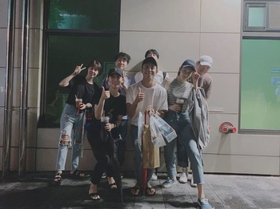 강한나·오혜원·손석구 등이 연극 프라이드를 관람한 후 인증샷을 찍었다. 온라인 커뮤니티