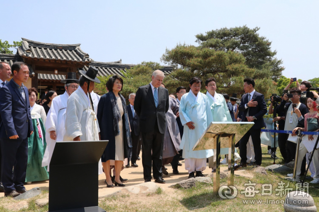 지난 5월 엘리자베스 2세 영국 여왕의 안동 방문 20주년을 맞아 안동을 찾은 아들 앤드루 왕자가 하회마을 충효당 앞에서 로열웨이 표지판을 살펴보고 있다. 안동시 제공