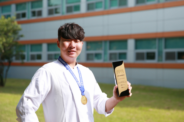 대구가톨릭대 조리외식경영학과 현동훈 학생이 디포인덕션 요리대회 우승 트로피를 들어보이고 있다. 대구가톨릭대 제공