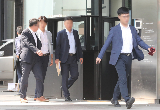서울지방경찰청 지능범죄수사대 관계자들이 17일 오전 서울 마포구 YG엔터테인먼트에 대한 압수수색을 위해 사옥으로 들어서고 있다. 경찰은 양현석 전 YG엔터테인먼트 대표 프로듀서의 상습 도박 혐의를 수사하고 있다. 연합뉴스