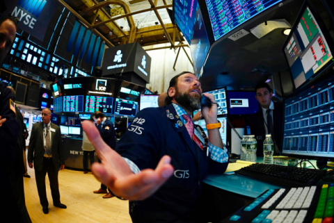 지난 15일 뉴욕증권거래소(NYSE)에서 개점을 알리는 종소리가 울리는 모습이다. 미국 증시는 다우 지수가 올해 최악의 하락을 겪은 후 소폭 반등했다. AFP