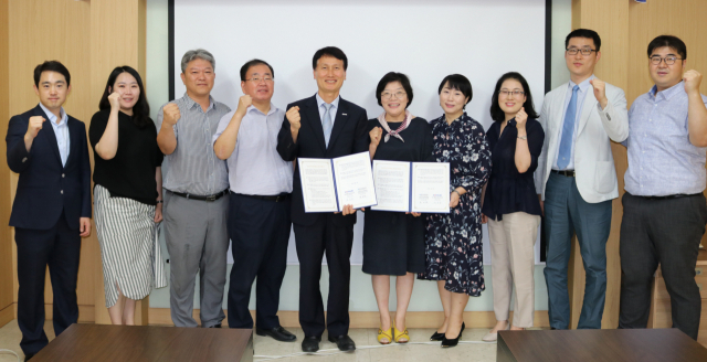 중소벤처기업진흥공단 경북남부지부와 (재)경북여성정책개발원는 16일 경북 여성 일자리 창출 사업의 효율적 수행을 위한 업무협약을 체결했다.